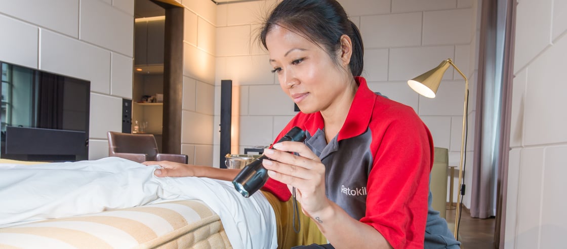 Rentokil_4646 × 2042_Photography_Bed Bugs_Technician_Female_JPEG_9.11.18